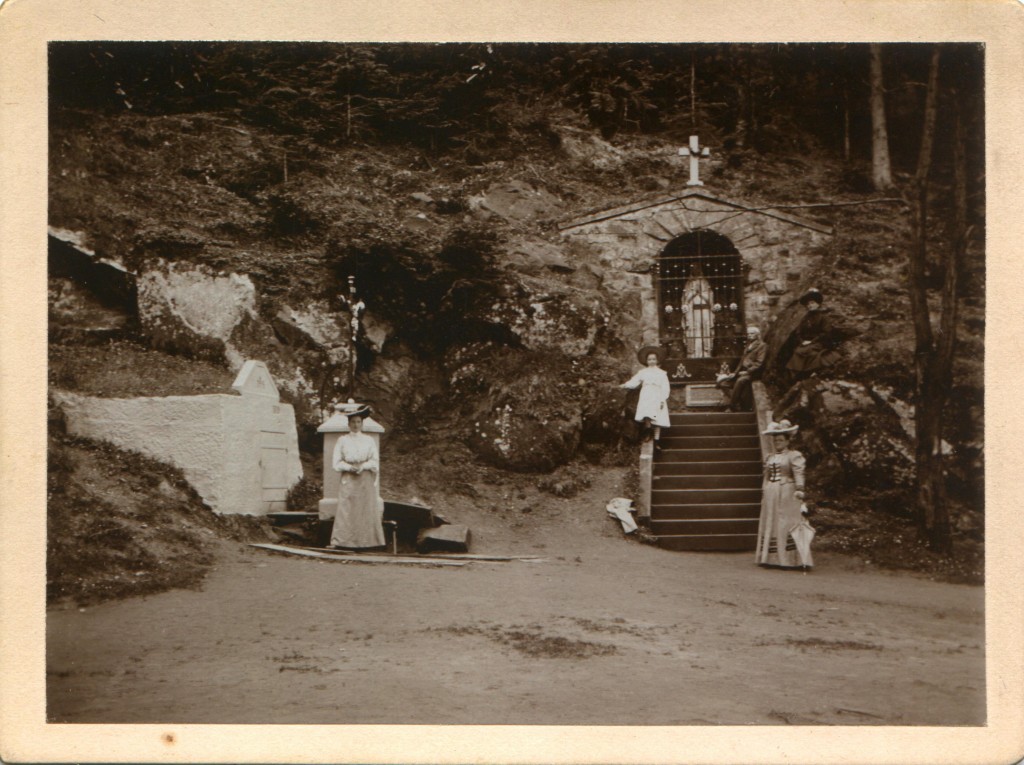 1918 ZAŠOVÁ Stračka, na schodech Karel a Františka Zrůnkovi, vpředu vpravo Ida Schwetzová (dcera Martina Billa)