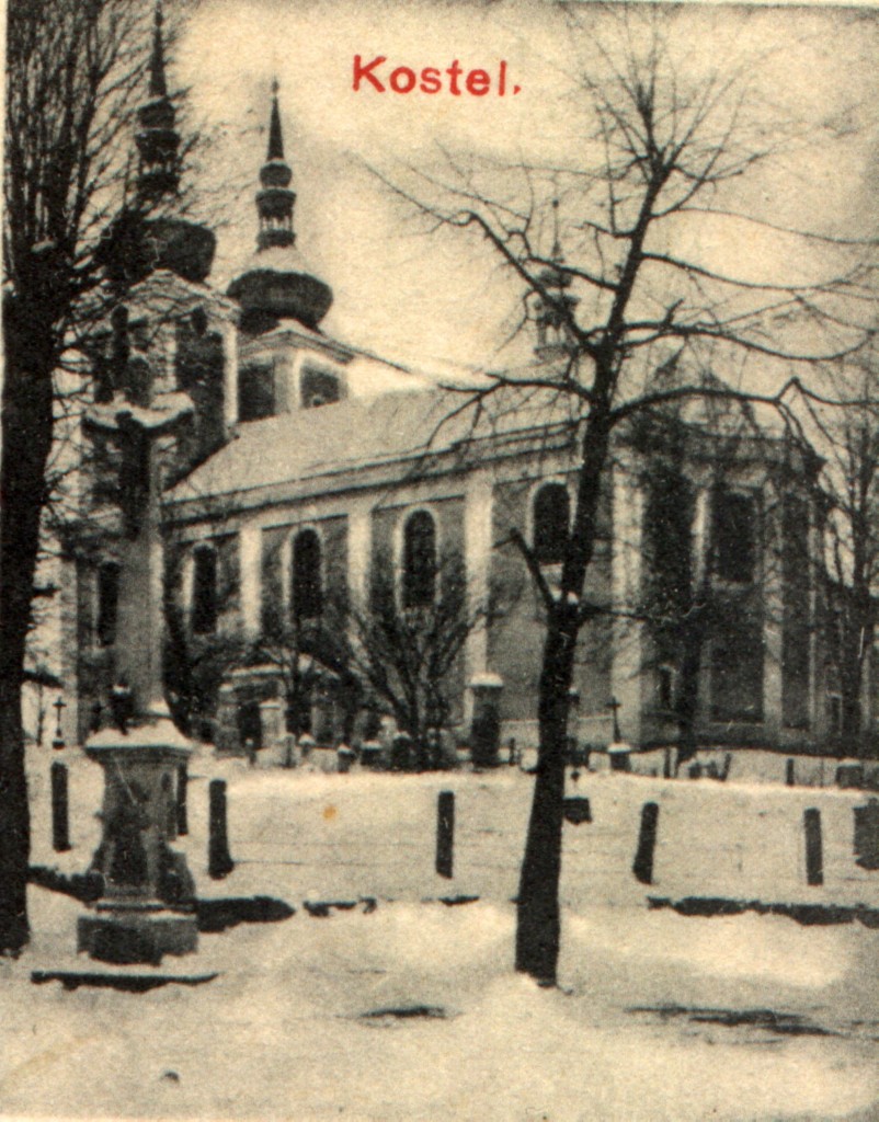 kostel a starý hřbitov - výřez z pohlednice